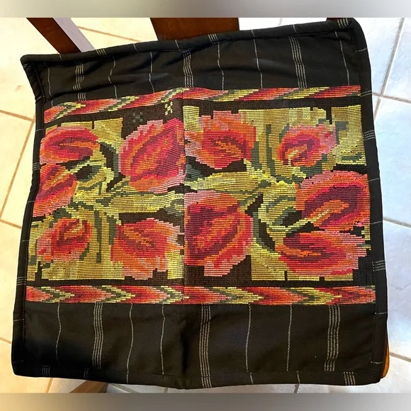 Artisan made pillow covers. Tulip design. Made in Chichicastenango Guatemala. - Picture 9 of 10